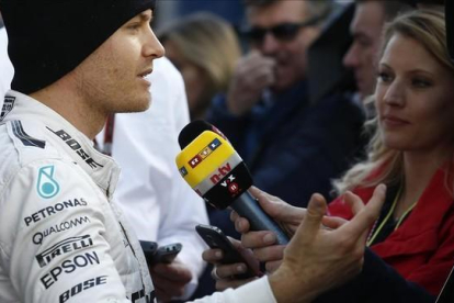 Nico Rosberg atiende a la prensa tras la sesión matinal en Montmeló.-AP / MANU FERNÁNDEZ
