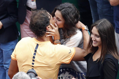 Rafael Nadal celebra su 30 cumpleaños en aguas de Eivissa con su novia, Xisca Perelló y un grupo de amigos.-VALERY HACHE / AFP