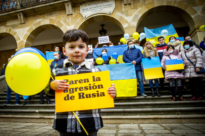 Concentración de la comunidad ucraniana en la capital soriana. MARIO TEJEDOR