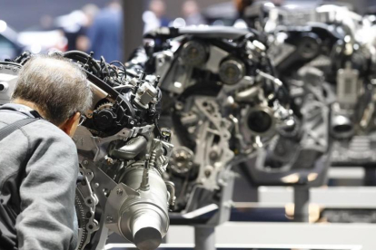 Un visitante observa una muestra de motores de BMW en el Salón del Automóvil de Fráncfort-REUTERS / KAI PFAFFENBACH