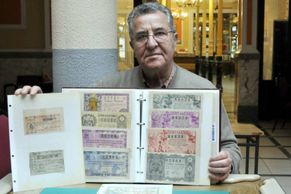 Rafael Romera, con algunos de los décimos de lotería que colecciona, posando hace unos días en el Casino.-VALENTÍN GUISANDE