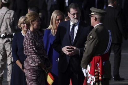 Cospedal junto a Rajoy momentos antes del comienzo del desfile del Día de la Fiesta Nacional.-EFE