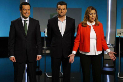 Juan Manuel Moreno (PP), Antonio Maíllo (IU) y Susana Díaz (PSOE), antes de iniciar el debate en RTVE, anoche.-Foto: REUTERS / MARCELO DEL POZO