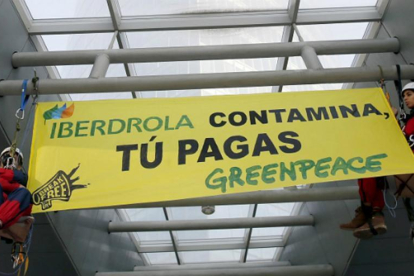 Protesta de Greenpeace ante la sede de Iberdrola.-EFE / LUIS TEJIDO