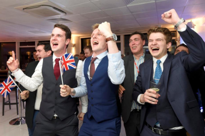 Partidarios de dejar la UE celebran los resultados en Londres.-REUTERS