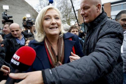 Marine Le Pen, protegida por su guardaespaldas, Thierry Légier, en una imagen de archivo.-EFE / OLIVIER HOSLET