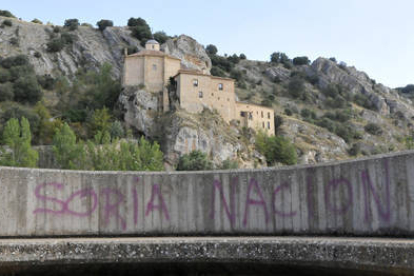 Pintadas con el escrito ‘Soria nación’. ÁLVARO MARTÍNEZ-