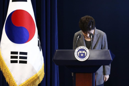 La presidenta de Corea del Sur, Park Geun-hye, hace una reverencia mientras tras anunciar su disposición a dimitir.-EFE
