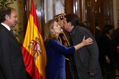 Pablo Iglesias besa a la presidenta del Congreso, Ana Pastor, el día de la Constitución.-DAVID CASTRO