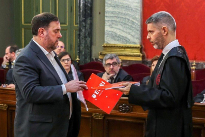 Junqueras y su abogado, en el Supremo, el martes.-EFE / POOL