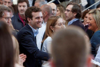 Casado, entre Feijóo y Pastor, en el mitin de Vigo.-SALVADOR SAS / EFE