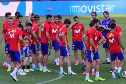 Julen Lopetegui, rodeado por sus jugadores en un entrenamiento de 'La Roja'.-AFP / JOSÉ JORDÁN