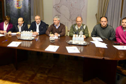 Parte de los alcaldes de Pinares que participaron en la reunión de ayer en San Leonardo. / ÁLVARO MARTÍNEZ-