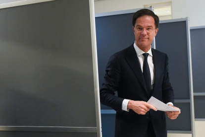 El primer ministro holandés, Mark Rutte, tras depositar su voto.-JOHN THYS / AFP
