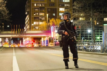 La policía noruega acordona un céntrico barrio de Oslo, por un paquete sospechoso, la noche del sábado al domingo.-EFE / FREDRIK VARFJELL