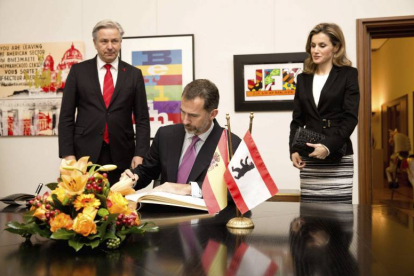 El rey Felipe de España firma en el libro de honor del Ayuntamiento de Berlín, Alemania, en presencia de su esposa, la reina Letizia, y del alcalde de Berlín, Klaus Wowereit.-Foto: EFE