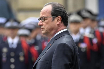 Hollande, en el nomenaje al policía asesinado en el atentado de los Campos Elíseos.-AFP / BERTRAND GUAY