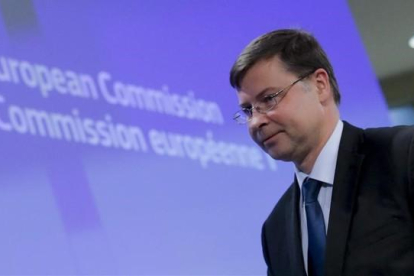 Valdis Dombrovskis, comisario europeo del Euro y Diálogo Social.-EFE / OLIVIER HOSLET