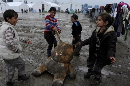 Unos niños juegan en un campo para refugiados en Grecia.-REUTERS / ALEXANDROS AVRAMIDIS