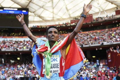 El eritreo Ghebreslassie, de 19 años, tras ganar el maratón en el Mundial de Pekín.-Foto: FRANCK ROBICHON / EFE