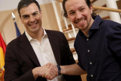 Pablo Iglesias junto a Pedro Sánchez, en una foto de archivo.-EL PERIÓDICO