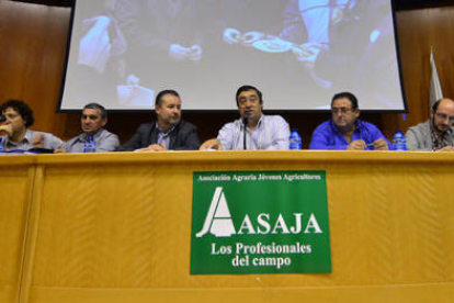 Responsables de Asaja Soria con Donaciano Dujo en la asamblea de ayer. /A.M.-