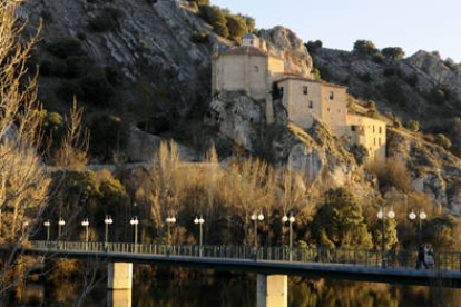 La ermita de San Saturio junto al río Duero. HDS