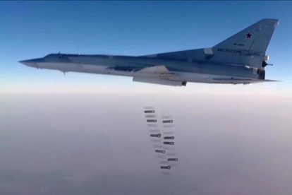 Un avión de combate ruso Tu-22M3 bombardea la ciudad siria de Day al-Zawr.-EFE
