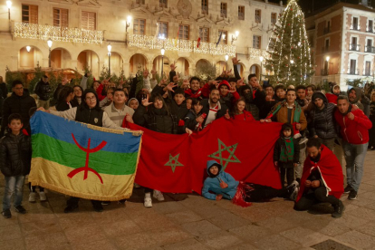 La colonia marroquí en Soria salió a la calle para celebrar el éxito de su selección en el Mundial. GONZALO MONTESEGURO