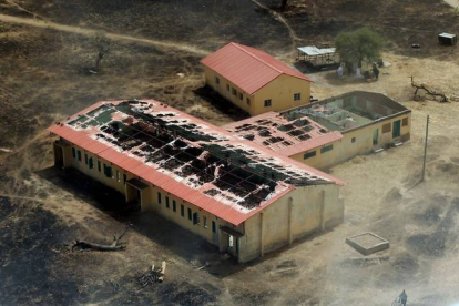 Imagen de una escuela quemada por Boko Haram que el gobierno de Nigeria se ha comprometido a reconstruir.-Foto:   AFP / Sunday Aghaeze