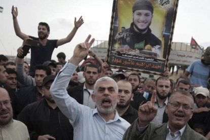 El líder de Hamas en Gaza, Yahya Sinwar, durante unas protestas el pasado abril.-KHALIL HAMRA (AP)
