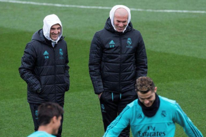 Zidane y Bettoni, su ayudante, observan a Ronaldo durante el entrenamiento de este sábado en Valdebebas.-RODRIGO JIMÉNEZ / EFE