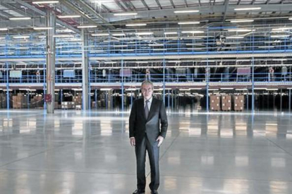 Pablo Isla, presidente de Inditex, en el centro logístico de Meco (Madrid).-REUTERS / ANDREA COMAS