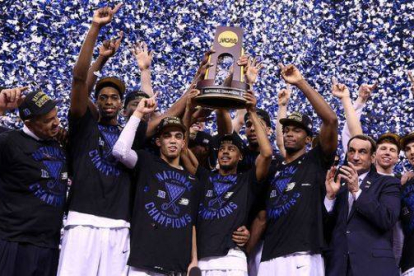 Los Blue Devils de Duke celebran su quinto título universitario tras ganar a los Badgers de Wisconsin en la final.-Foto: AFP / STREETER LECKA