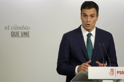 El secretario general del PSOE, Pedro Sánchez, durante su comparecencia ante los medios tras ser aprobada la declaración independentista en el Parlament.-JOSÉ LUIS ROCA