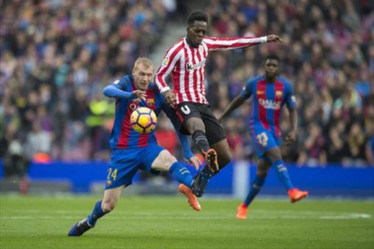 Mathieu y Williams pugnan por el balón.-JORDI COTRINA