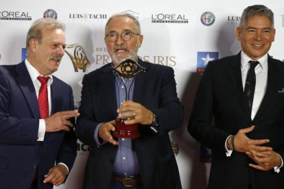 Xavier Sardà, con el Premio Iris, junto a Manuel Campo Vidal y Boris Izaguirre.-EFE / J. P. GANDUL