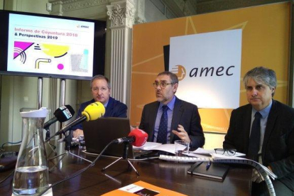 Joan Tristany, en el centro, explica el balance anual de las empresas de Amec, acompañado por Diego Guri (derecha) y Òscar Puig (izquierda).-