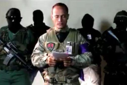 Oscar Pérez, investigador del CICPC y piloto del helicóptero que sobrevoló Caracas. explica en un vídeo el porqué del ataque.-TWITTER