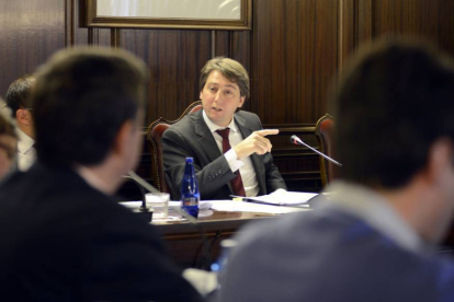 Carlos Martínez Mínguez en un Pleno del Ayuntamiento.-ÁLVARO MARTÍNEZ