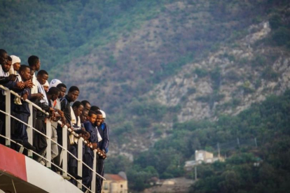 Cientos de inmigrantes llegan al puerto de Salerno-CESARE ABBATE