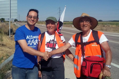 Juan Antonio y Caty llegaron ayer a las 14.30 horas a Aranda de Duero y les recibieron también integrantes de A-11 Pasos Peñafiel-HDS