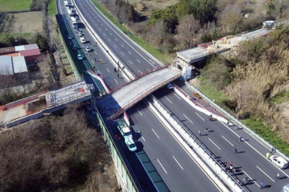 Muere un matrimonio al caer un puente sobre su vehículo en la autopista A14 cerca de Ancona (Italia).-EFE / POLIZIA ITALIANA