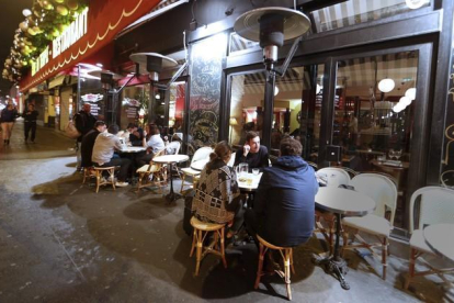 Franceses en la terraza de un restaurante, cerca de la plaza de la República, en París, el jueves.-REUTERS / JACKY NAEGELEN