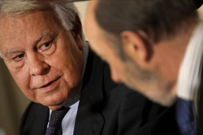 El expresidente Felipe González y el exministro Alfredo Pérez Rubalcaba, este viernes, en un desayuno informativo en Madrid.-Foto: JOSÉ LUIS ROCA