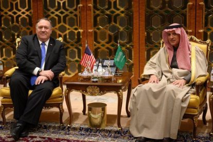 El secretario de Estado Mike Pompeo junto al ministro de Asuntos Exteriores, Adel al-Jubeir, en su llegada a Riad.-REUTERS