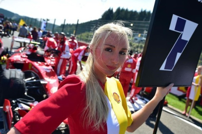 Una azafata en el Gran Premio de Fórmula Uno de Bélgica, en el circuito de Spa, en el 2015.-AFP / ANDREJ ISAKOVIC