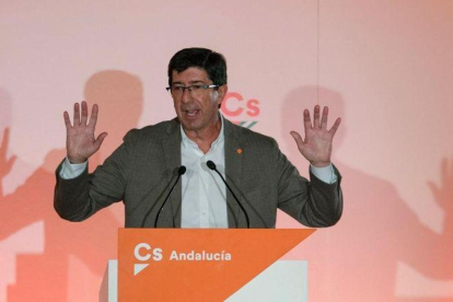 El candidato de Ciudadanos a la Junta de Andalucía, Juan Marín, en un mitin en Linares-CARLOS CID GAITÁN (EFE)