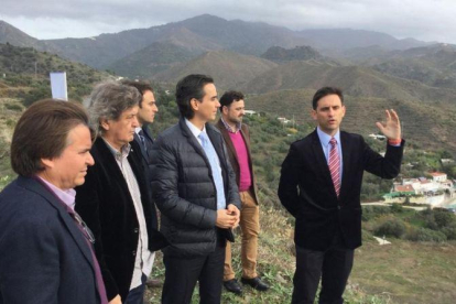 Matias Villarroel (con corbata azul), el arquitecto y promotor de Round Hill Capital, y el alcalde de Ojen (con corbata rosa), Jose Antonio Gómez, muestran los terrenos de la nueva promoción.-