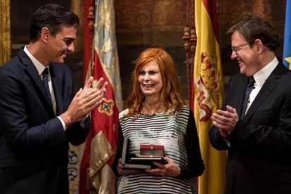 Pedro Sánchez y Ximo Puig aplauden a Carmen Alborch, reconocida con la alta distinción de la Generalitat valenciana.-BIEL ALINO (EFE)